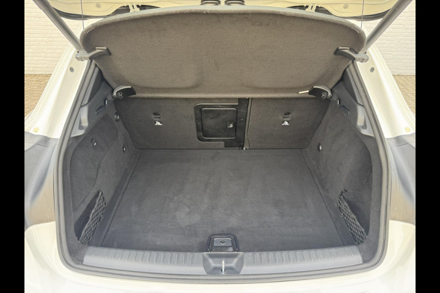 Mercedes-Benz GLA 180 AMG Trekhaak Camera+pdc Stoelverwarming Elektrische a-klep Cruise Keyless Led