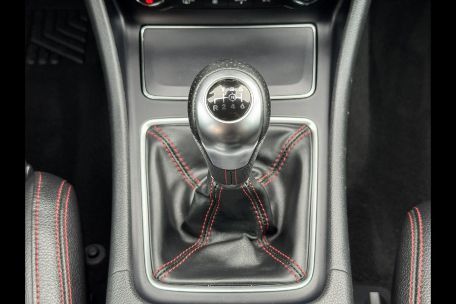 Mercedes-Benz GLA 180 AMG Trekhaak Camera+pdc Stoelverwarming Elektrische a-klep Cruise Keyless Led
