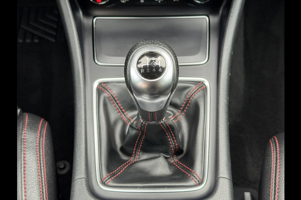 Mercedes-Benz GLA 180 AMG Trekhaak Camera+pdc Stoelverwarming Elektrische a-klep Cruise Keyless Led