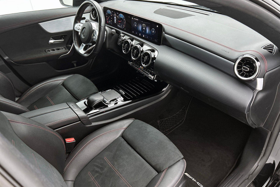 Mercedes-Benz CLA-Klasse 180 Business Solution AMG Upgrade Edition(NL-auto, Camera, Parkeerhulp, Navigatie, StoelV, Etc)