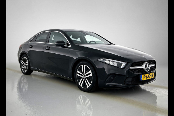 Mercedes-Benz A-Klasse 180 Business Solution(NL-auto, 1e Eig, Dealer onderH, Sfeer, Trekhaak, Navi Groot, StoelV, Etc)