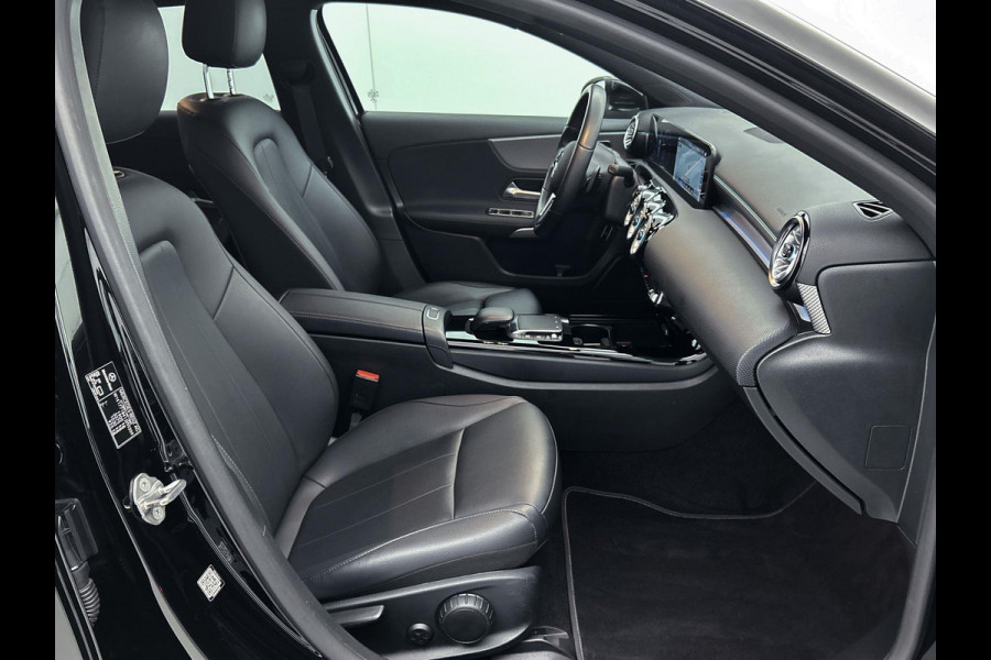 Mercedes-Benz A-Klasse 180 Business Solution(NL-auto, 1e Eig, Dealer onderH, Sfeer, Trekhaak, Navi Groot, StoelV, Etc)