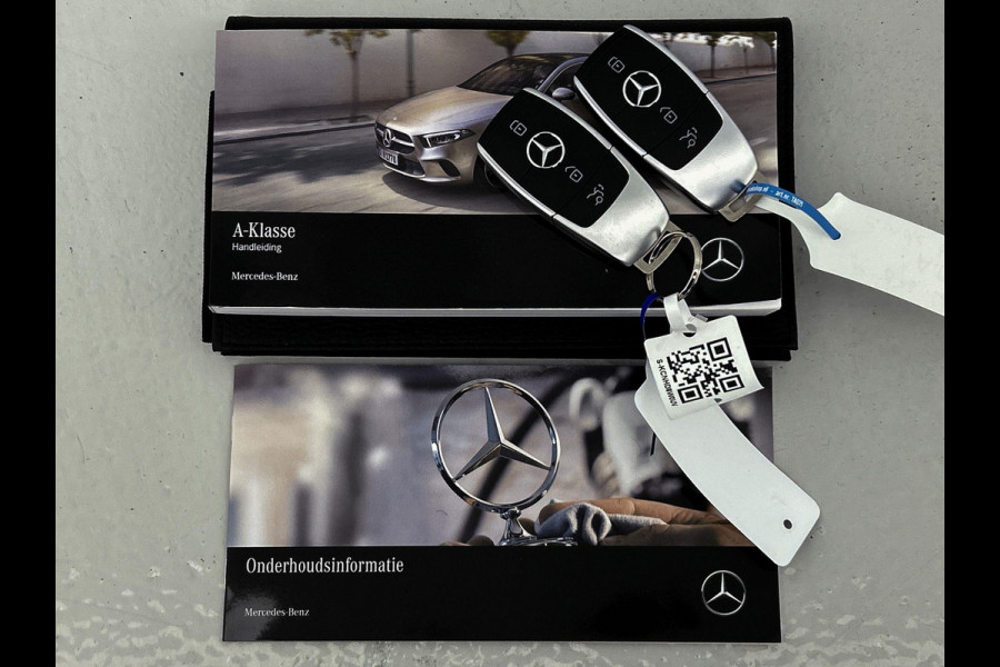 Mercedes-Benz A-Klasse 180 Business Solution(NL-auto, 1e Eig, Dealer onderH, Sfeer, Trekhaak, Navi Groot, StoelV, Etc)
