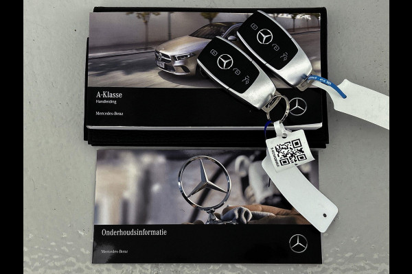 Mercedes-Benz A-Klasse 180 Business Solution(NL-auto, 1e Eig, Dealer onderH, Sfeer, Trekhaak, Navi Groot, StoelV, Etc)