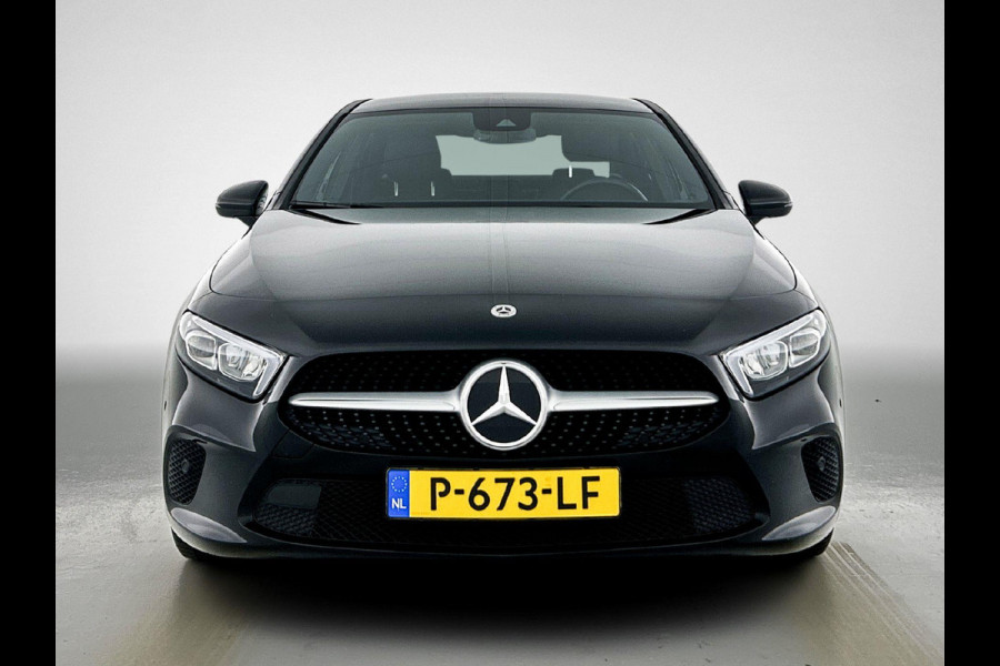 Mercedes-Benz A-Klasse 180 Business Solution(NL-auto, 1e Eig, Dealer onderH, Sfeer, Trekhaak, Navi Groot, StoelV, Etc)