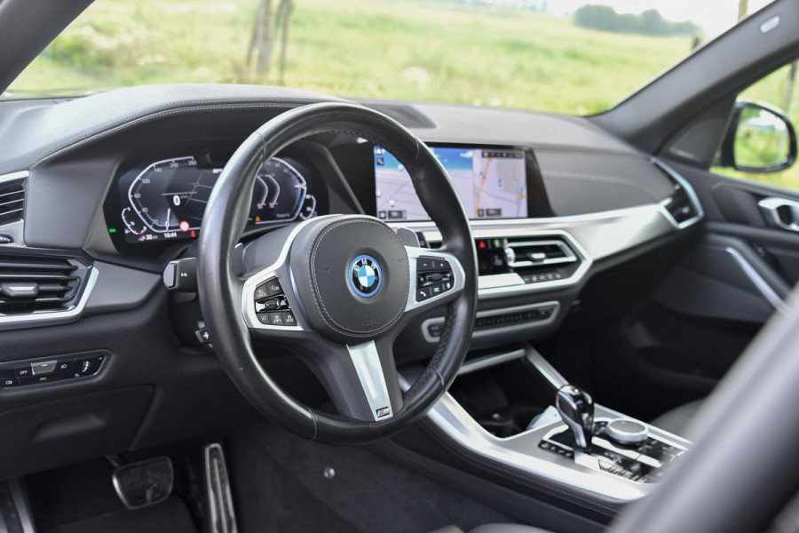 BMW X5 XDrive45e M-Sport. Aero, Luchtv, Pano, 360, HUD, ACC, Keyless, Trekhaak, H/K, Leder, Sfeer, 21'' CarPlay!