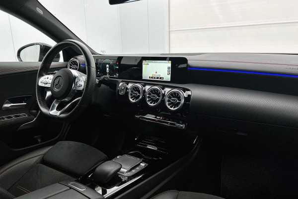 Mercedes-Benz CLA-Klasse 200 Premium Plus AMG-Line(Dealer OndH, Sfeer-Verlichting, Navi, StoelV, Cruise Control, Climate Con, Etc)