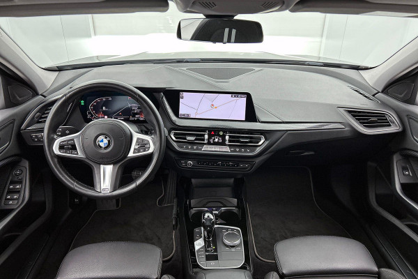 BMW 1-serie 118i Executive Edition Sport (STOELVERWARMING, NAVI, CARPLAY, DIGITALE COCKPIT, 1e EIGENAAR, DEALER ONDERHOUDEN)