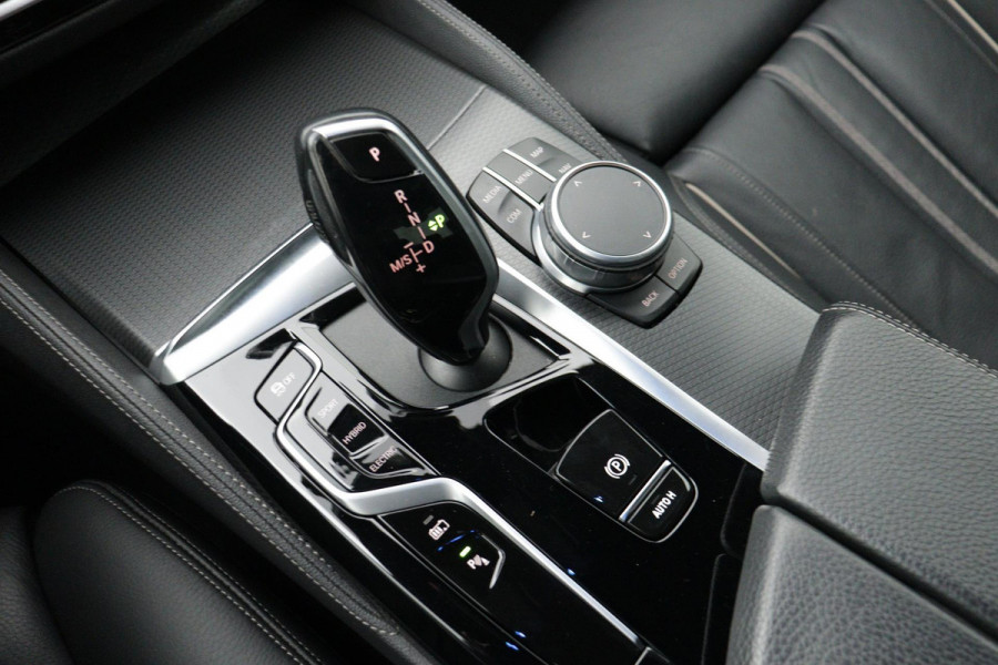 BMW 5 Serie 530e High Executive M-Sport (NL-auto, 1e Eig, Dealer OnderH, Navi, Comfort zetels, Carplay/ Android, Etc)