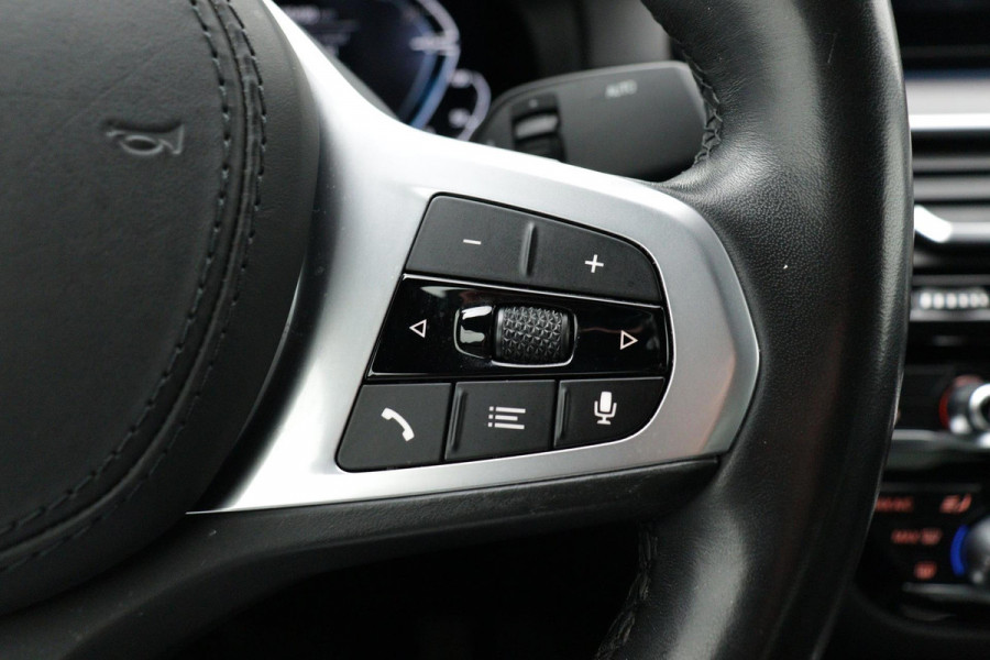 BMW 5 Serie 530e High Executive M-Sport (NL-auto, 1e Eig, Dealer OnderH, Navi, Comfort zetels, Carplay/ Android, Etc)