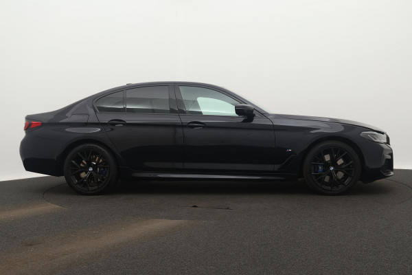 BMW 5 Serie 530e High Executive M-Sport (NL-auto, 1e Eig, Dealer OnderH, Navi, Comfort zetels, Carplay/ Android, Etc)