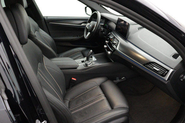 BMW 5 Serie 530e High Executive M-Sport (NL-auto, 1e Eig, Dealer OnderH, Navi, Comfort zetels, Carplay/ Android, Etc)