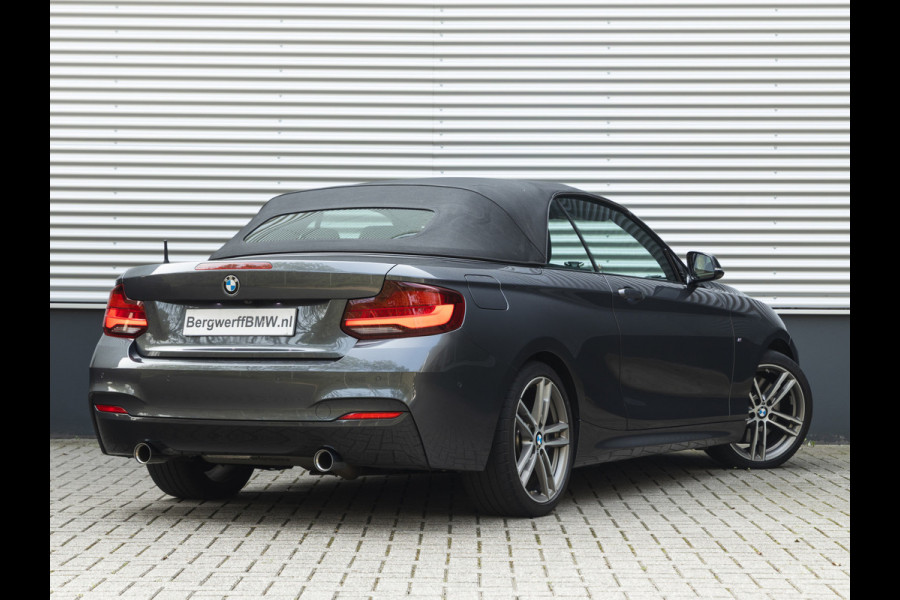 BMW 2 Serie Cabrio M240i xDrive - M-Performance Uitlaat - Harman Kardon - ACC - Camera