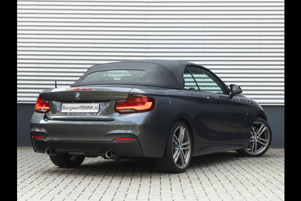 BMW 2 Serie Cabrio M240i xDrive - M-Performance Uitlaat - Harman Kardon - ACC - Camera