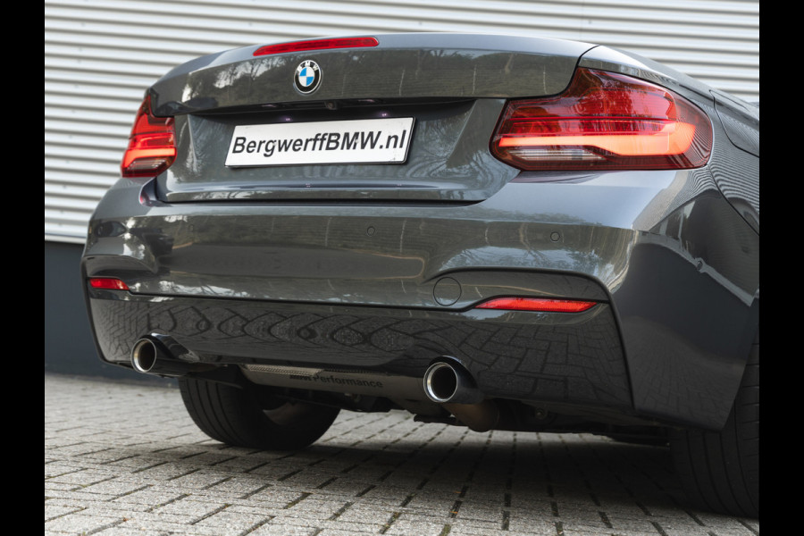 BMW 2 Serie Cabrio M240i xDrive - M-Performance Uitlaat - Harman Kardon - ACC - Camera
