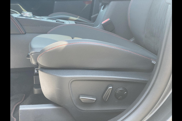 Ford Kuga 2.5 PHEV ST-Line X | Wegklapbare trekhaak | Panoramadak | Winter Pack | Head up Display | All season banden