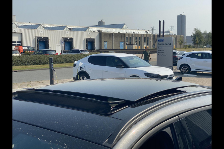 Ford Kuga 2.5 PHEV ST-Line X | Wegklapbare trekhaak | Panoramadak | Winter Pack | Head up Display | All season banden