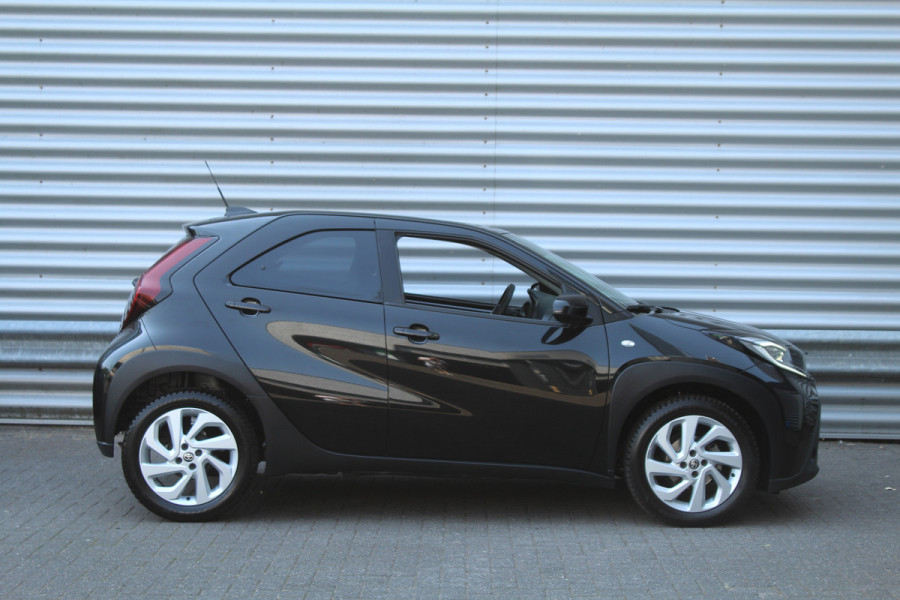 Toyota Aygo X 1.0 VVT-i 73pk MT first NL-Auto NAP Clima Cruise Carplay Camera 17"LMV