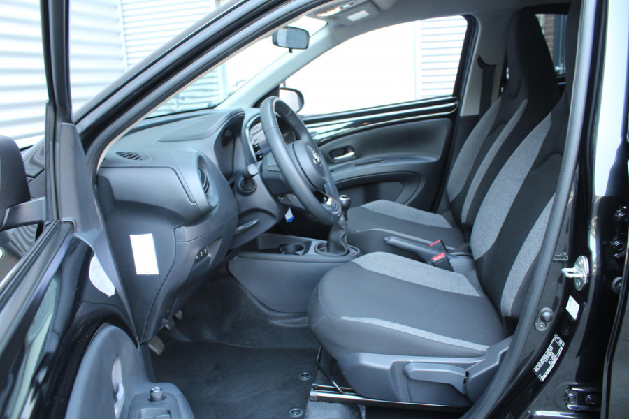 Toyota Aygo X 1.0 VVT-i 73pk MT first NL-Auto NAP Clima Cruise Carplay Camera 17"LMV