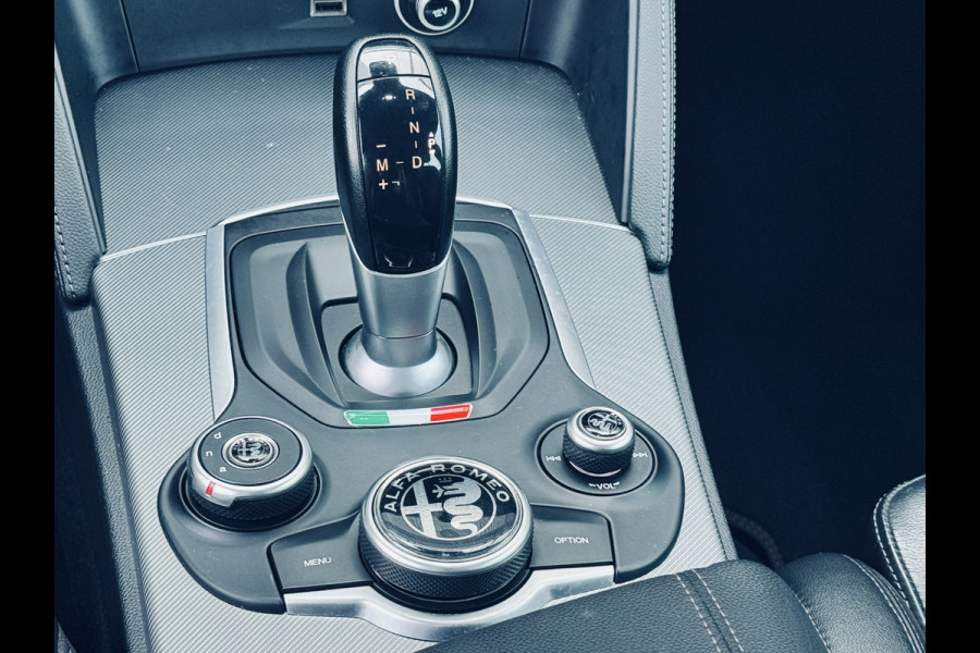Alfa Romeo Stelvio 2.0T AWD 200pk Super│Veloce interieur│18'' velgen│PDC│Camera│Stoel-stuur verwarmbaar | Trekhaak