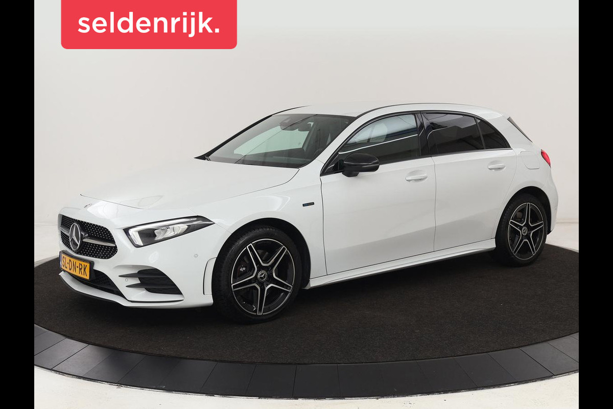 Mercedes-Benz A-Klasse 250e AMG Night | Stoelverwarming | Camera | Sfeerverlichting | Leder/Alcantara | Park Assist | Navigatie | Widescreen | Full LED | PHEV | Plug In