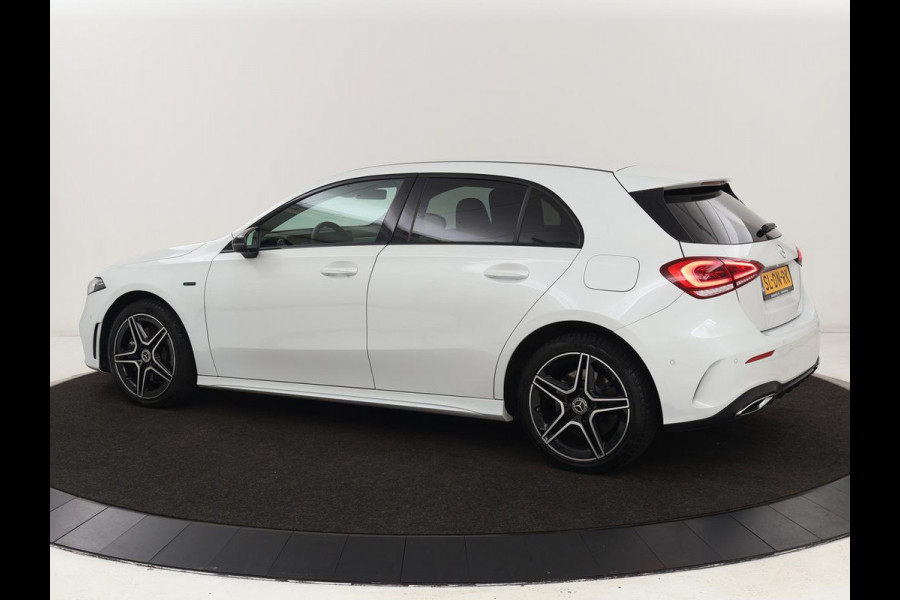 Mercedes-Benz A-Klasse 250e AMG Night | Stoelverwarming | Camera | Sfeerverlichting | Leder/Alcantara | Park Assist | Navigatie | Widescreen | Full LED | PHEV | Plug In