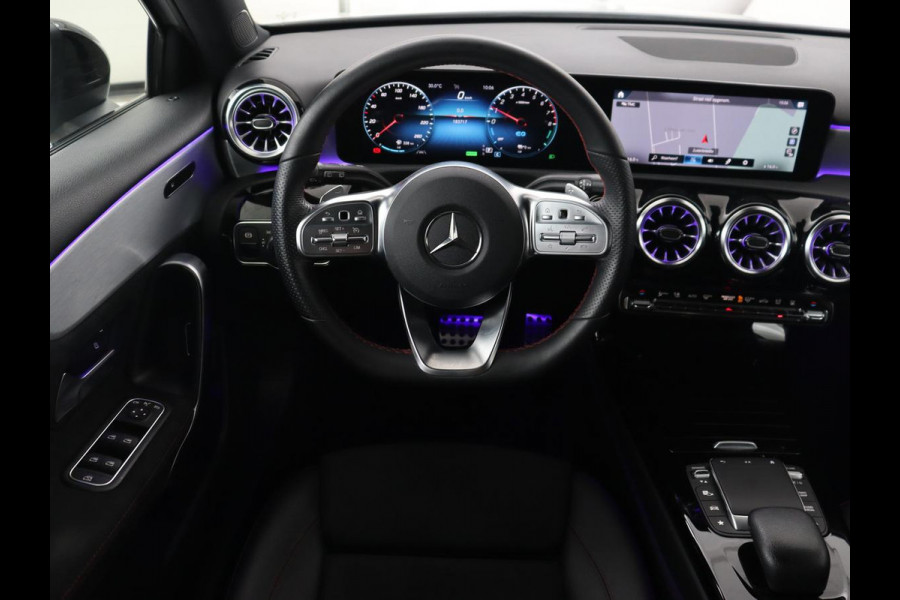 Mercedes-Benz A-Klasse 250e AMG Night | Stoelverwarming | Camera | Sfeerverlichting | Leder/Alcantara | Park Assist | Navigatie | Widescreen | Full LED | PHEV | Plug In
