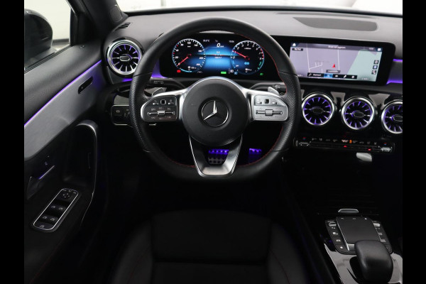 Mercedes-Benz A-Klasse 250e AMG Night | Stoelverwarming | Camera | Sfeerverlichting | Leder/Alcantara | Park Assist | Navigatie | Widescreen | Full LED | PHEV | Plug In