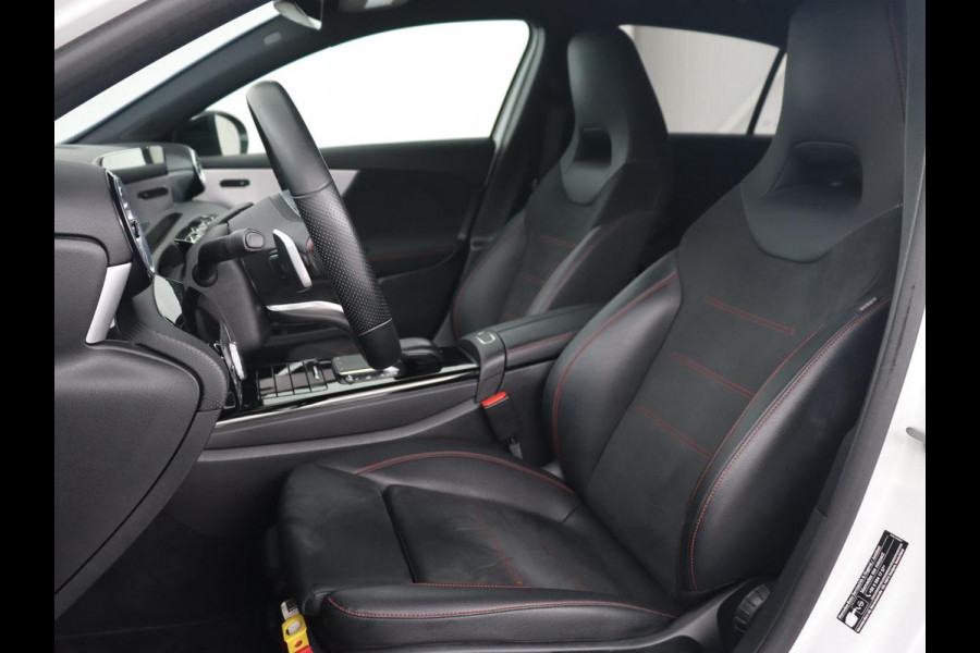 Mercedes-Benz A-Klasse 250e AMG Night | Stoelverwarming | Camera | Sfeerverlichting | Leder/Alcantara | Park Assist | Navigatie | Widescreen | Full LED | PHEV | Plug In