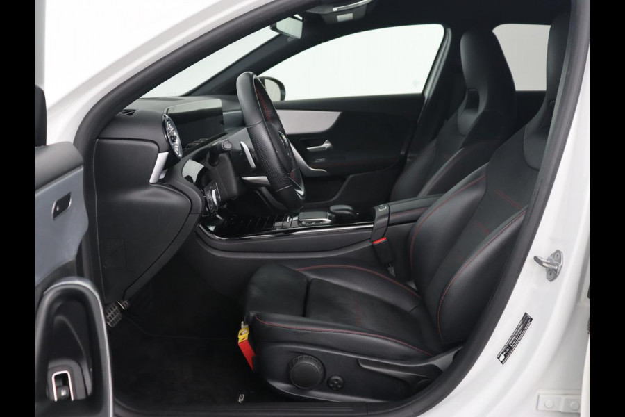 Mercedes-Benz A-Klasse 250e AMG Night | Stoelverwarming | Camera | Sfeerverlichting | Leder/Alcantara | Park Assist | Navigatie | Widescreen | Full LED | PHEV | Plug In