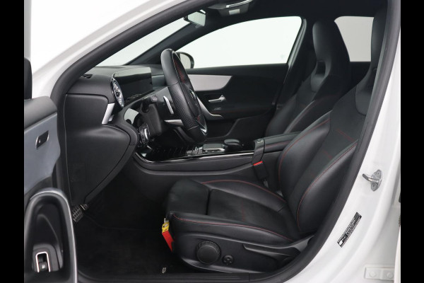 Mercedes-Benz A-Klasse 250e AMG Night | Stoelverwarming | Camera | Sfeerverlichting | Leder/Alcantara | Park Assist | Navigatie | Widescreen | Full LED | PHEV | Plug In