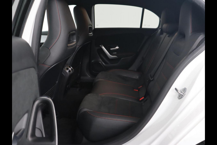 Mercedes-Benz A-Klasse 250e AMG Night | Stoelverwarming | Camera | Sfeerverlichting | Leder/Alcantara | Park Assist | Navigatie | Widescreen | Full LED | PHEV | Plug In