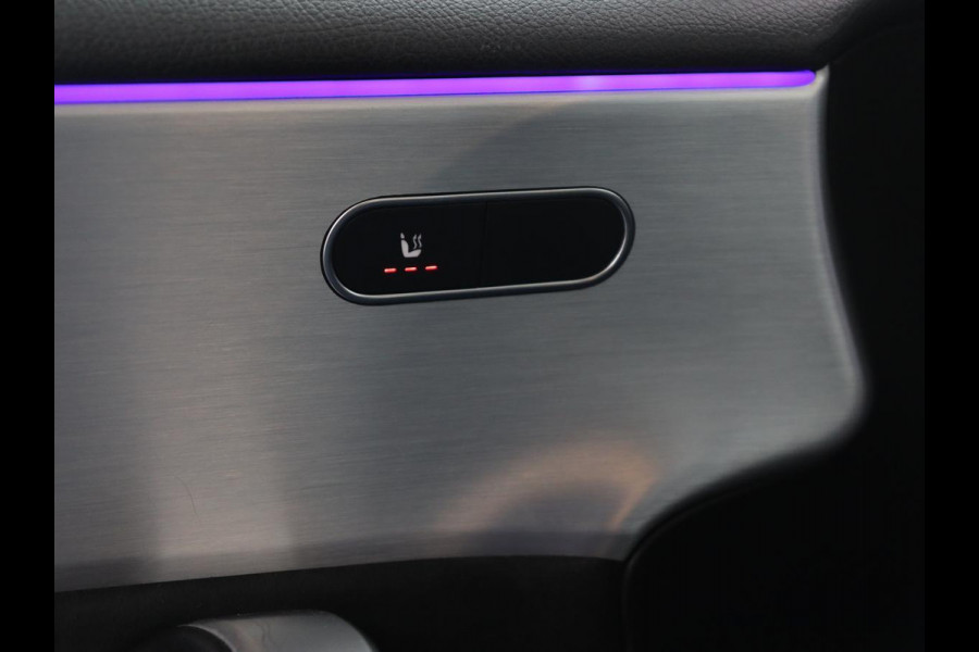 Mercedes-Benz A-Klasse 250e AMG Night | Stoelverwarming | Camera | Sfeerverlichting | Leder/Alcantara | Park Assist | Navigatie | Widescreen | Full LED | PHEV | Plug In