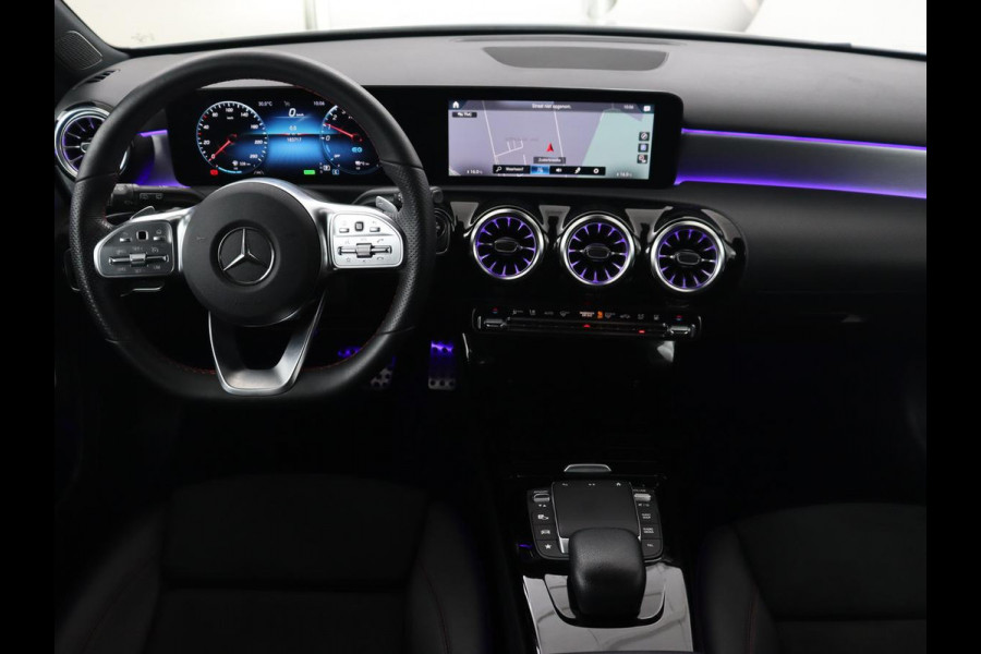 Mercedes-Benz A-Klasse 250e AMG Night | Stoelverwarming | Camera | Sfeerverlichting | Leder/Alcantara | Park Assist | Navigatie | Widescreen | Full LED | PHEV | Plug In