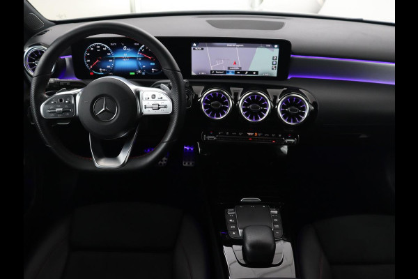 Mercedes-Benz A-Klasse 250e AMG Night | Stoelverwarming | Camera | Sfeerverlichting | Leder/Alcantara | Park Assist | Navigatie | Widescreen | Full LED | PHEV | Plug In