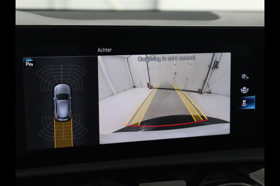Mercedes-Benz A-Klasse 250e AMG Night | Stoelverwarming | Camera | Sfeerverlichting | Leder/Alcantara | Park Assist | Navigatie | Widescreen | Full LED | PHEV | Plug In