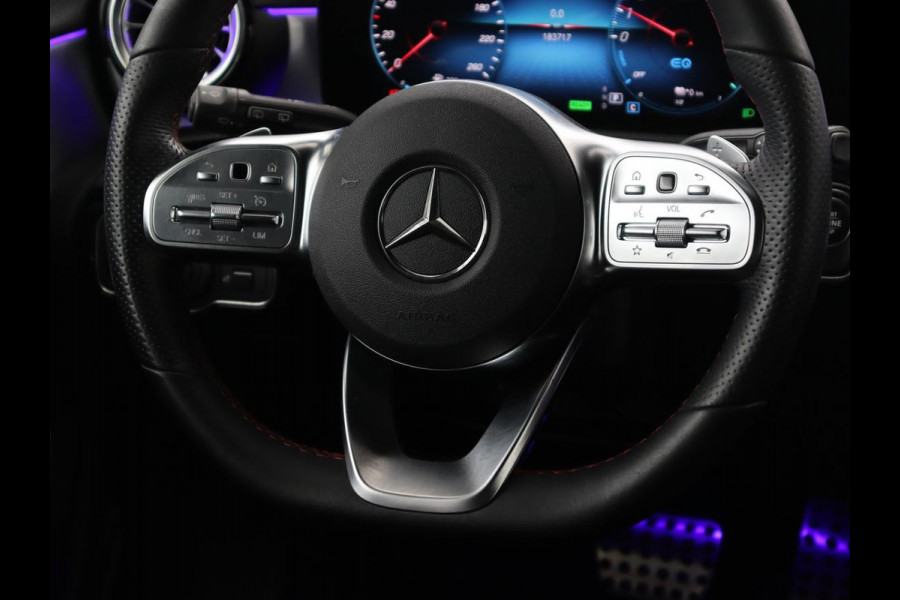 Mercedes-Benz A-Klasse 250e AMG Night | Stoelverwarming | Camera | Sfeerverlichting | Leder/Alcantara | Park Assist | Navigatie | Widescreen | Full LED | PHEV | Plug In