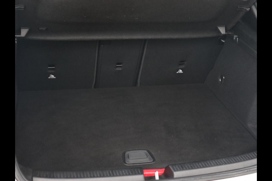 Mercedes-Benz A-Klasse 250e AMG Night | Stoelverwarming | Camera | Sfeerverlichting | Leder/Alcantara | Park Assist | Navigatie | Widescreen | Full LED | PHEV | Plug In