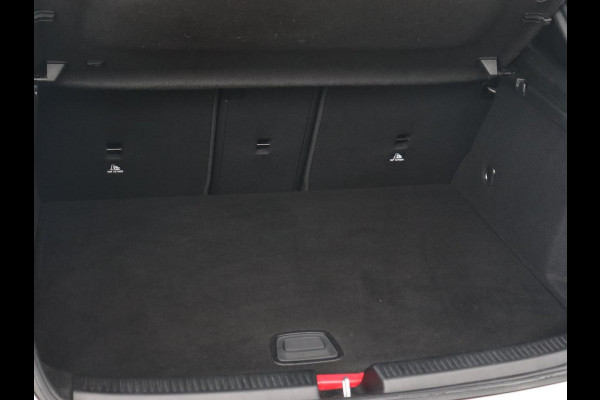 Mercedes-Benz A-Klasse 250e AMG Night | Stoelverwarming | Camera | Sfeerverlichting | Leder/Alcantara | Park Assist | Navigatie | Widescreen | Full LED | PHEV | Plug In