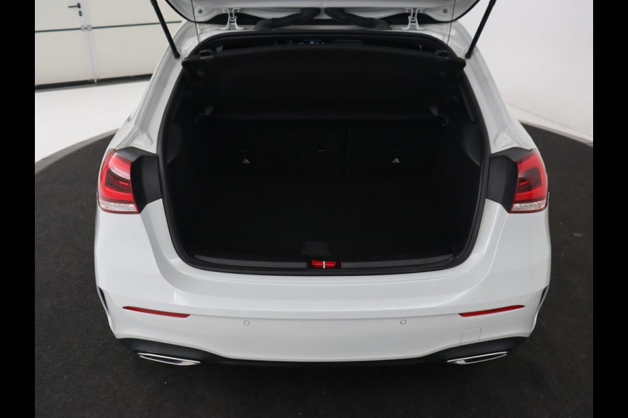 Mercedes-Benz A-Klasse 250e AMG Night | Stoelverwarming | Camera | Sfeerverlichting | Leder/Alcantara | Park Assist | Navigatie | Widescreen | Full LED | PHEV | Plug In