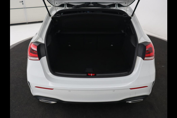 Mercedes-Benz A-Klasse 250e AMG Night | Stoelverwarming | Camera | Sfeerverlichting | Leder/Alcantara | Park Assist | Navigatie | Widescreen | Full LED | PHEV | Plug In
