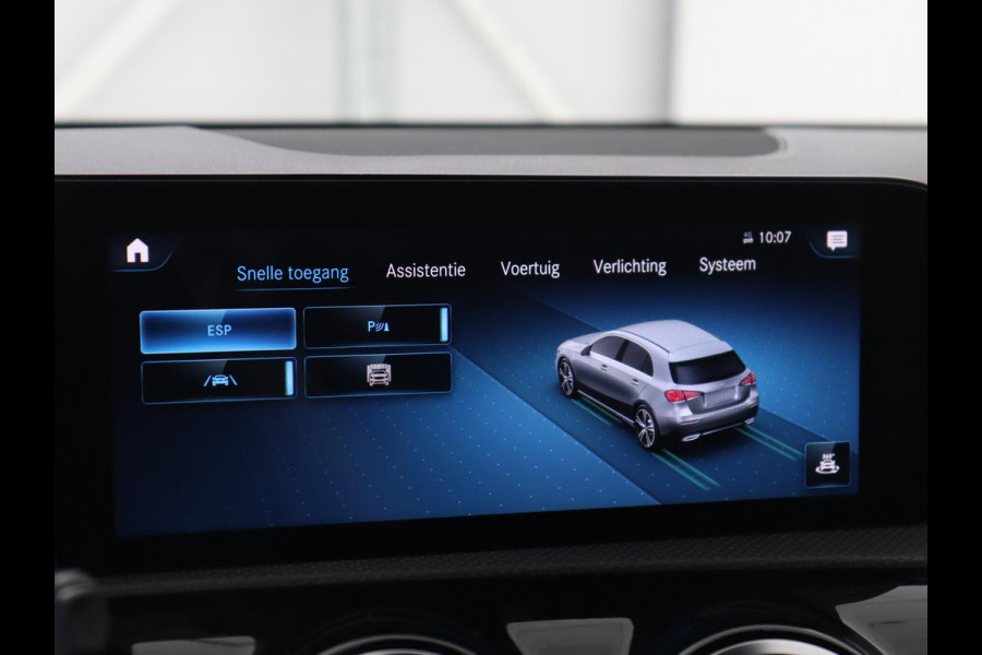 Mercedes-Benz A-Klasse 250e AMG Night | Stoelverwarming | Camera | Sfeerverlichting | Leder/Alcantara | Park Assist | Navigatie | Widescreen | Full LED | PHEV | Plug In