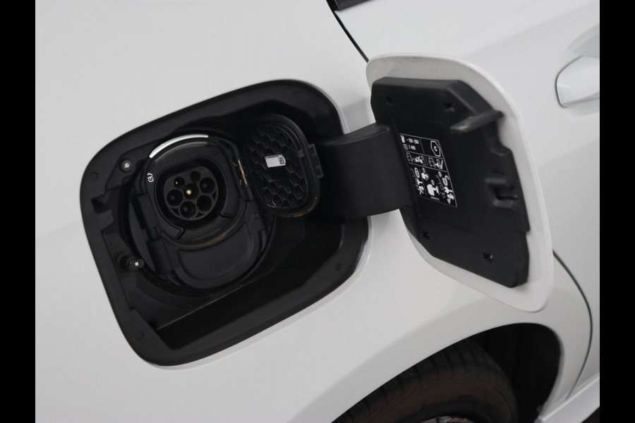 Mercedes-Benz A-Klasse 250e AMG Night | Stoelverwarming | Camera | Sfeerverlichting | Leder/Alcantara | Park Assist | Navigatie | Widescreen | Full LED | PHEV | Plug In