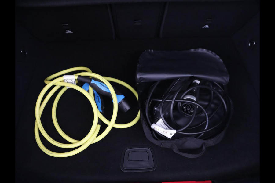 Mercedes-Benz A-Klasse 250e AMG Night | Stoelverwarming | Camera | Sfeerverlichting | Leder/Alcantara | Park Assist | Navigatie | Widescreen | Full LED | PHEV | Plug In