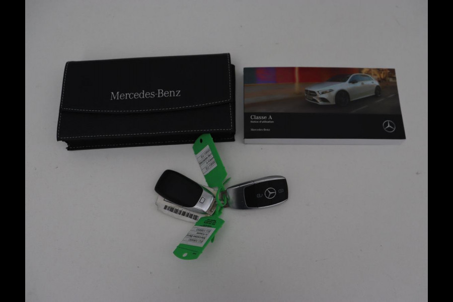 Mercedes-Benz A-Klasse 250e AMG Night | Stoelverwarming | Camera | Sfeerverlichting | Leder/Alcantara | Park Assist | Navigatie | Widescreen | Full LED | PHEV | Plug In