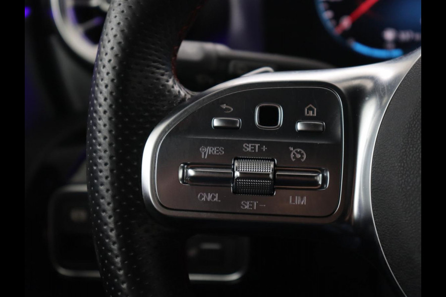 Mercedes-Benz A-Klasse 250e AMG Night | Stoelverwarming | Camera | Sfeerverlichting | Leder/Alcantara | Park Assist | Navigatie | Widescreen | Full LED | PHEV | Plug In