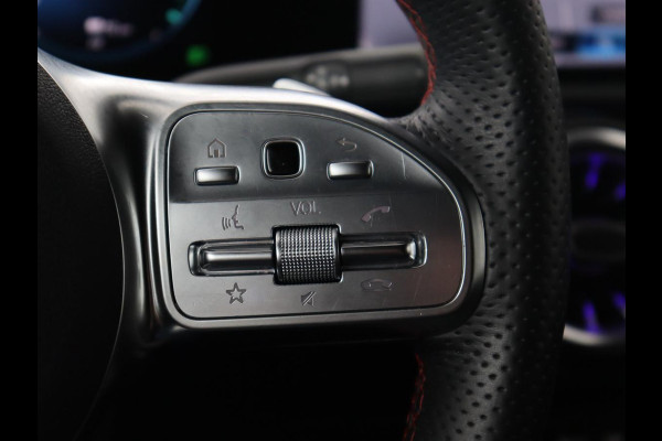 Mercedes-Benz A-Klasse 250e AMG Night | Stoelverwarming | Camera | Sfeerverlichting | Leder/Alcantara | Park Assist | Navigatie | Widescreen | Full LED | PHEV | Plug In