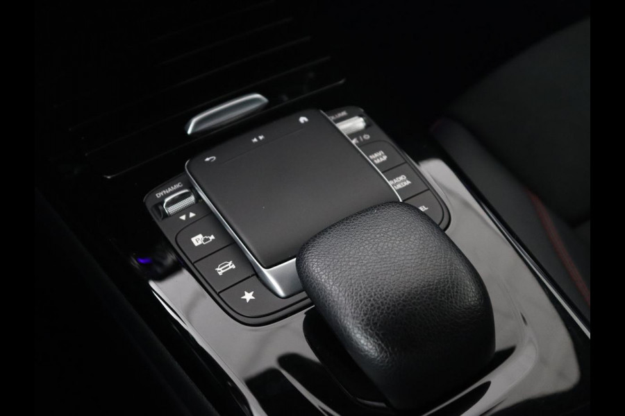Mercedes-Benz A-Klasse 250e AMG Night | Stoelverwarming | Camera | Sfeerverlichting | Leder/Alcantara | Park Assist | Navigatie | Widescreen | Full LED | PHEV | Plug In