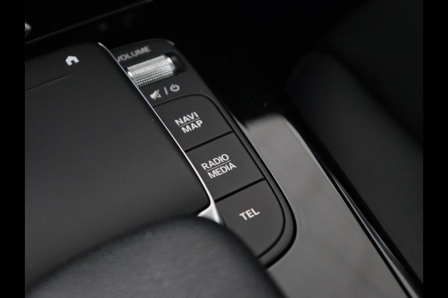Mercedes-Benz A-Klasse 250e AMG Night | Stoelverwarming | Camera | Sfeerverlichting | Leder/Alcantara | Park Assist | Navigatie | Widescreen | Full LED | PHEV | Plug In