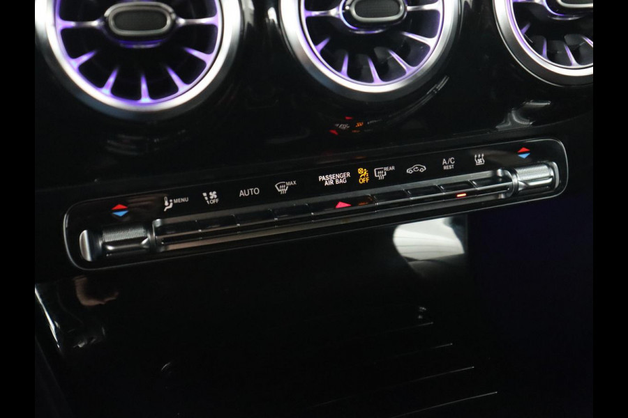Mercedes-Benz A-Klasse 250e AMG Night | Stoelverwarming | Camera | Sfeerverlichting | Leder/Alcantara | Park Assist | Navigatie | Widescreen | Full LED | PHEV | Plug In